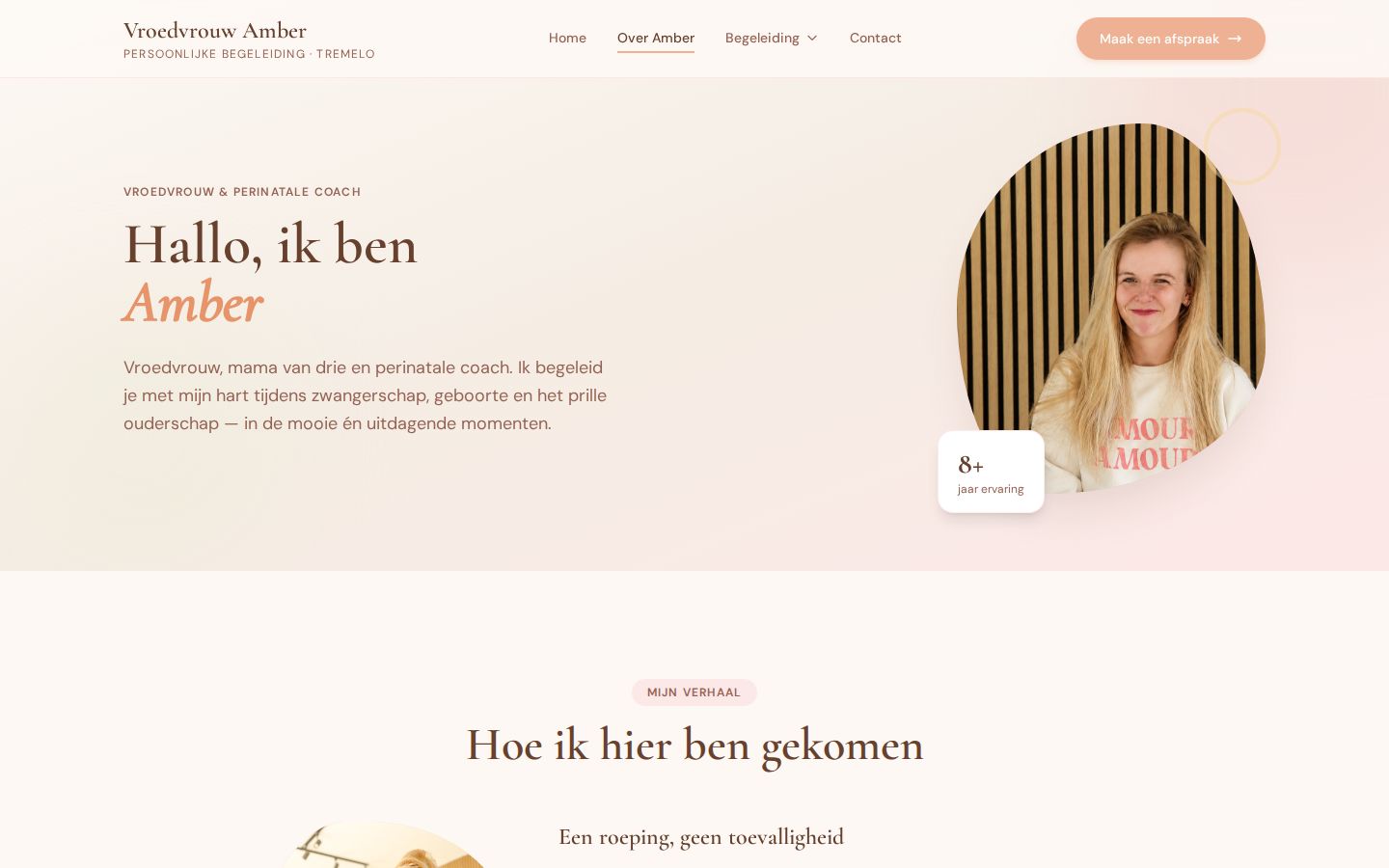 The About page: the heading Hallo, ik ben Amber, a short intro as midwife, mum of three and perinatal coach, and a rounded portrait of Amber with a label: 8+ years of experience.