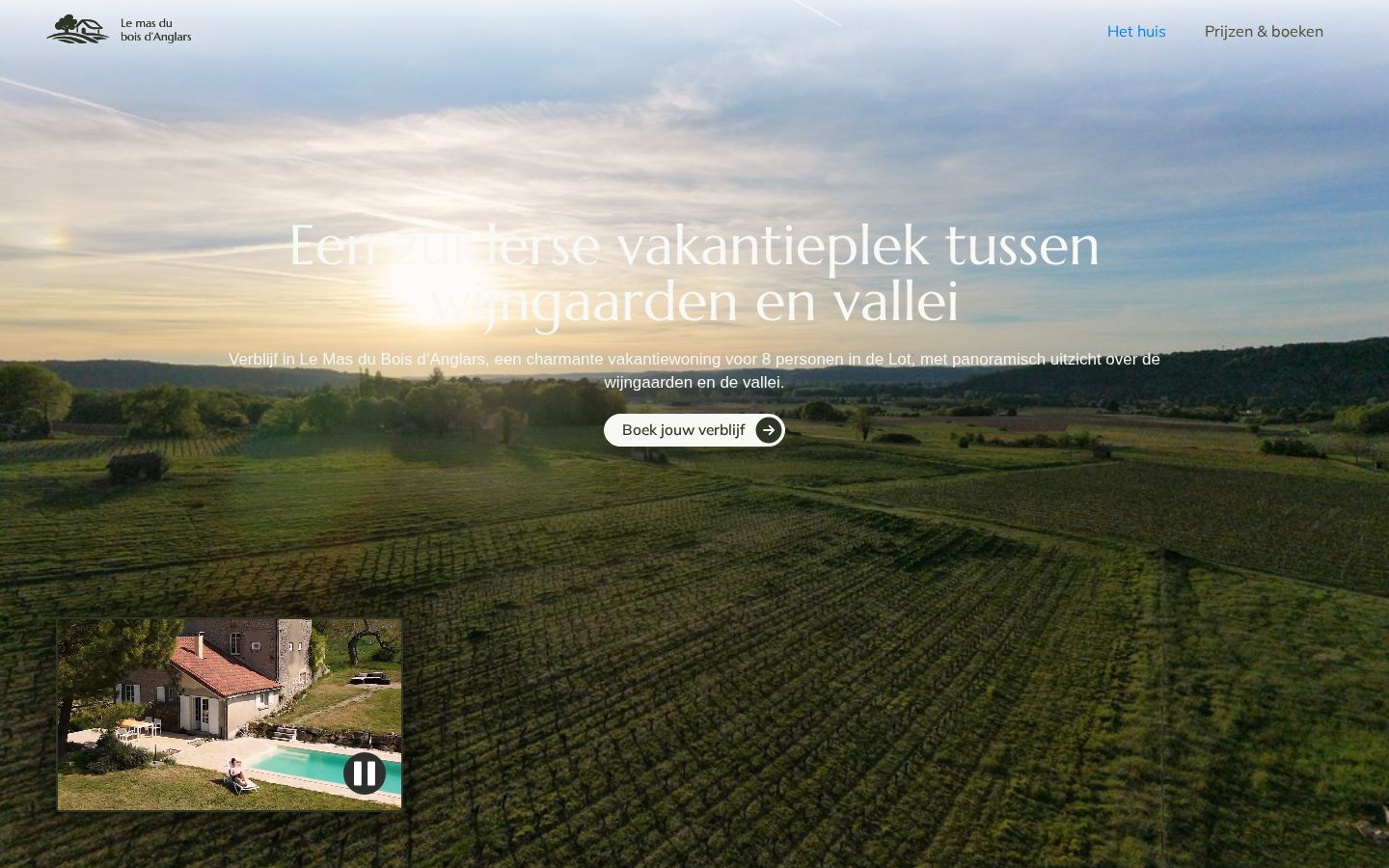 Homepage of Le Mas du Bois d’Anglars: a drone shot over the vineyards at sunset, the headline Een zuiderse vakantieplek tussen wijngaarden en vallei, a button to book, and a small video of the house and pool with a pause button.
