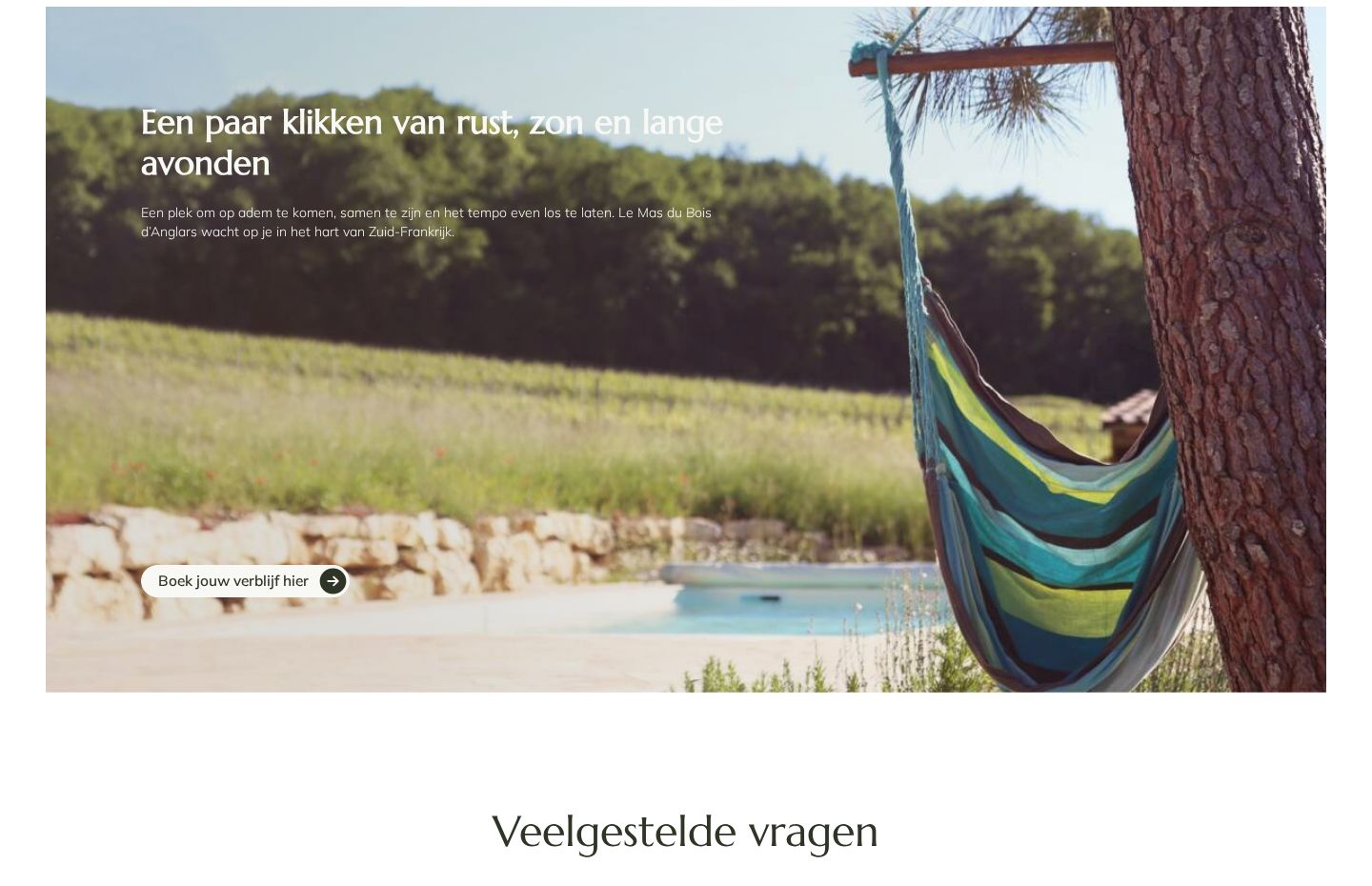 A wide photo of a hammock next to the pool, with the vineyards behind it, and the text Een paar klikken van rust, zon en lange avonden with a button to book.
